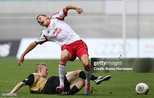 Leon Kern of Mainz and Dominik Franke of Leipzig compete during the B Juniors Bundesliga semi final second leg match between RasenBallsport Leipzig...