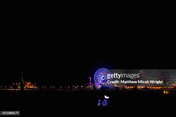 the santa monica pier lit up at night - santa monica pier foto e immagini stock