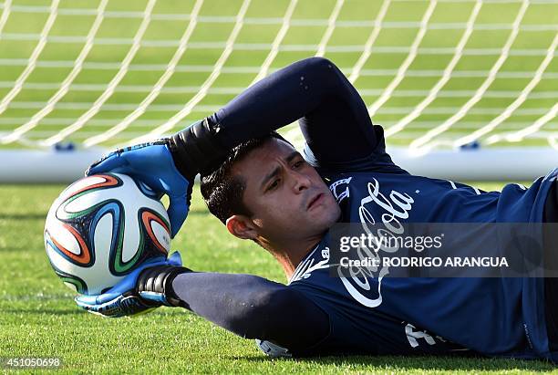 Honduras' goalkeeper Noel Valladares takes part in a training session in Porto Feliz on June 22, 2014 during the 2014 FIFA World Cup. AFP PHOTO /...