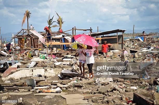 Families living near the shoreline try to rebuild their shanties following the recent super typhoon on November 21, 2013 in Tacloban, Leyte,...