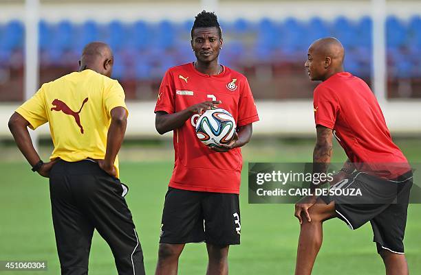 Ghana's forward and captain Asamoah Gyan talks with Ghana's coach Kwesi Appiah and Ghana's midfielder Andre Ayew during a training session at the Rei...