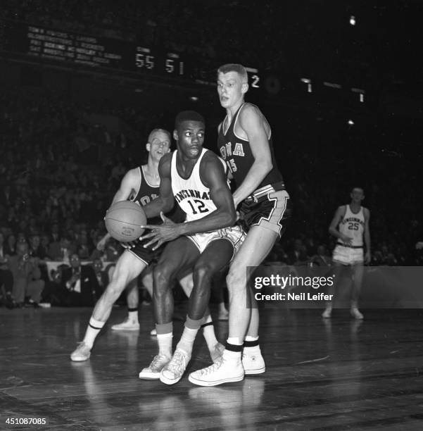 Holiday Festival: Cincinnati Oscar Robertson in action vs Iowa Don Nelson during Champhionship Game at Madison Square Garden. New York, NY CREDIT:...