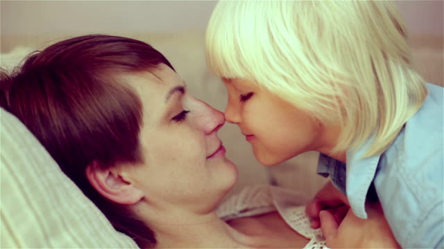 Мама учит сына целоваться. Поцелуй сына. Поцелуй мамы. Французский поцелуй с мамой. Поцеловалась с сыном.