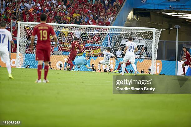 World Cup: Chile Eduardo Vargas in action, scoring goal vs Spain during Group Stage - Group B match at Estadio Maracana. Rio de Janeiro, Brazil...