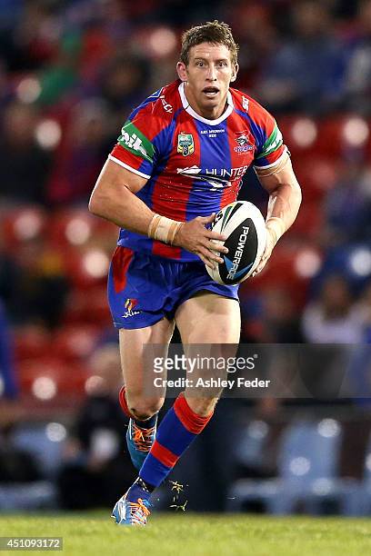 Kurt Gidley of the Knights rus the ball during the round 15 NRL match between the Newcastle Knights and the North Queensland Cowboys at Hunter...