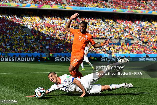 Francisco Silva of Chile and Jeremain Lens of the Netherlands compete for the ball during the 2014 FIFA World Cup Brazil Group B match between...