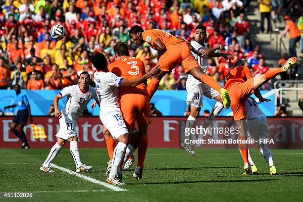 Leroy Fer of the Netherlands scores his team's first goal during the 2014 FIFA World Cup Brazil Group B match between Netherlands and Chile at Arena...