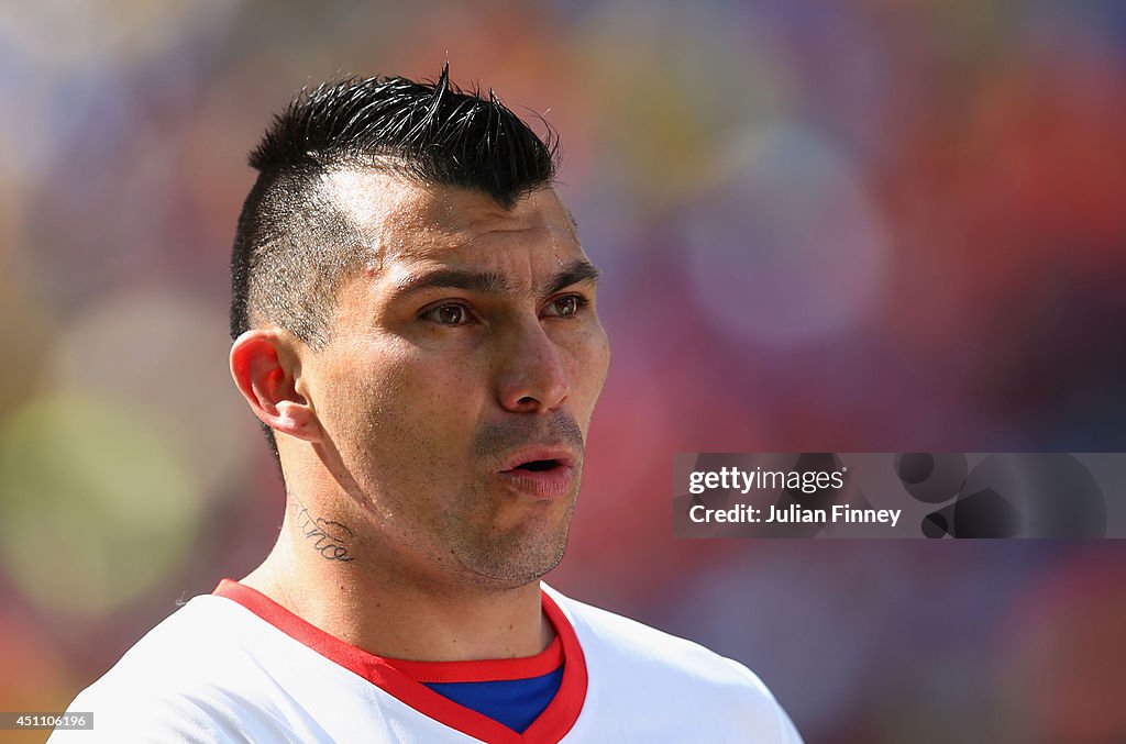 Netherlands v Chile: Group B - 2014 FIFA World Cup Brazil