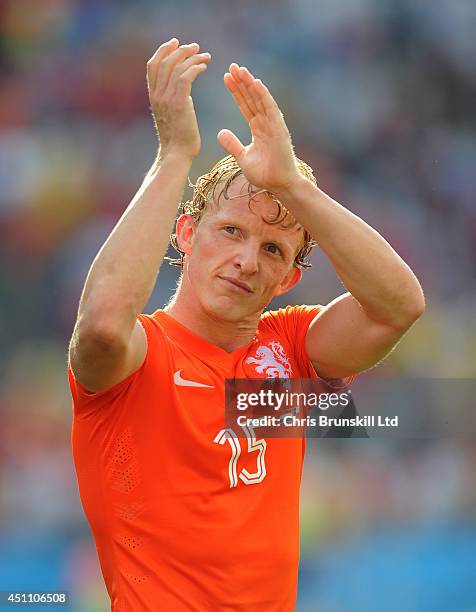 Dirk Kuyt of the Netherlands salutes the supporters following the 2014 FIFA World Cup Brazil Group B match between Netherlands and Chile at Arena de...