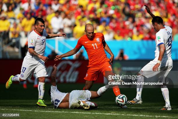 Gary Medel, Felipe Gutierrez and Mauricio Isla of Chile stop the attacking Arjen Robben of the Netherlands during the 2014 FIFA World Cup Brazil...