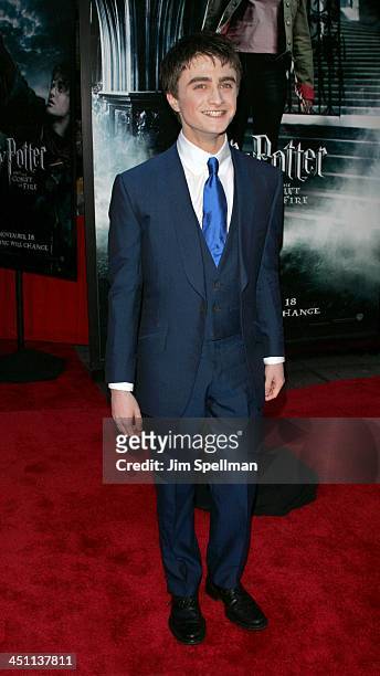 Daniel Radcliffe during Warner Bros.' Harry Potter and the Goblet of Fire New York City Premiere - Outside Arrivals at Ziegfeld Theater in New York...