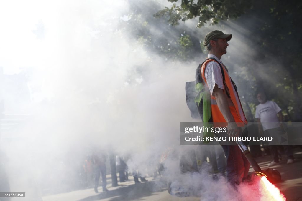 FRANCE-TRANSPORT-STRIKE-POLITICS-SNCF