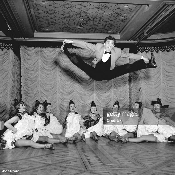 Photo d'archive prise le 11 juin 1953 au Lido à Paris des "Blue Bells", célèbres danseuses du Lido, et d'un danseur repétant la nouvelle revue,...