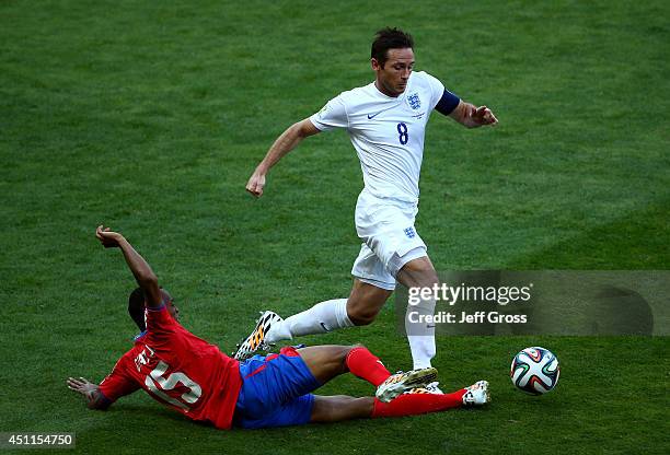 Frank Lampard of England controls the ball against Junior Diaz of Costa Rica during the 2014 FIFA World Cup Brazil Group D match between Costa Rica...