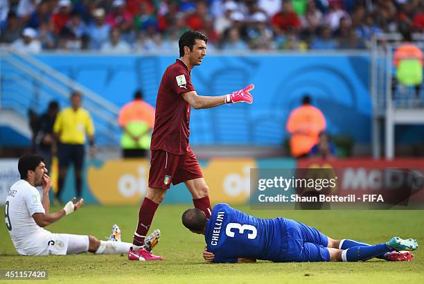 Luis Suarez of Uruguay and Giorgio Chiellini of Italy reacts after a clash during the 2014 FIFA World Cup Brazil Group D match between Italy and...