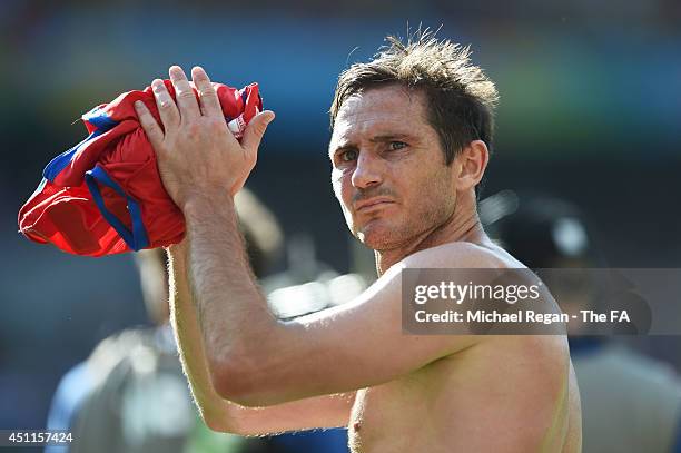 Frank Lampard of England acknowledges the fans after a 0-0 draw during the 2014 FIFA World Cup Brazil Group D match between Costa Rica and England at...