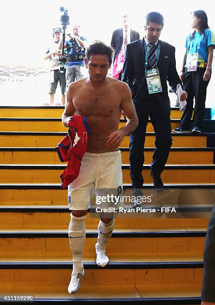Frank Lampard of England leaves the pitch after after a 0-0 draw during the 2014 FIFA World Cup Brazil Group D match between Costa Rica and England...