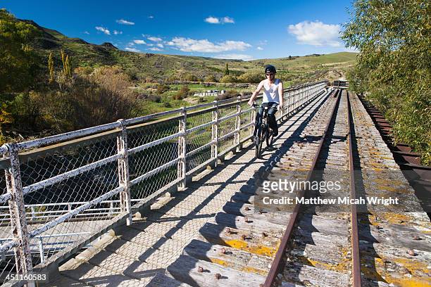 a day riding bikes through the otago rail trail. - otago stockfoto's en -beelden