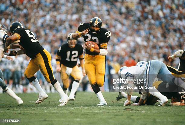 Franco Harris of the Pittsburgh Steelers carries the ball against the Dallas Cowboys during Super Bowl XIII on January 21, 1979 at the Orange Bowl in...