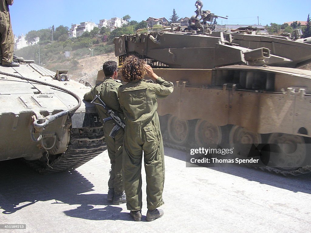 IDF soldiers salute a returning tank