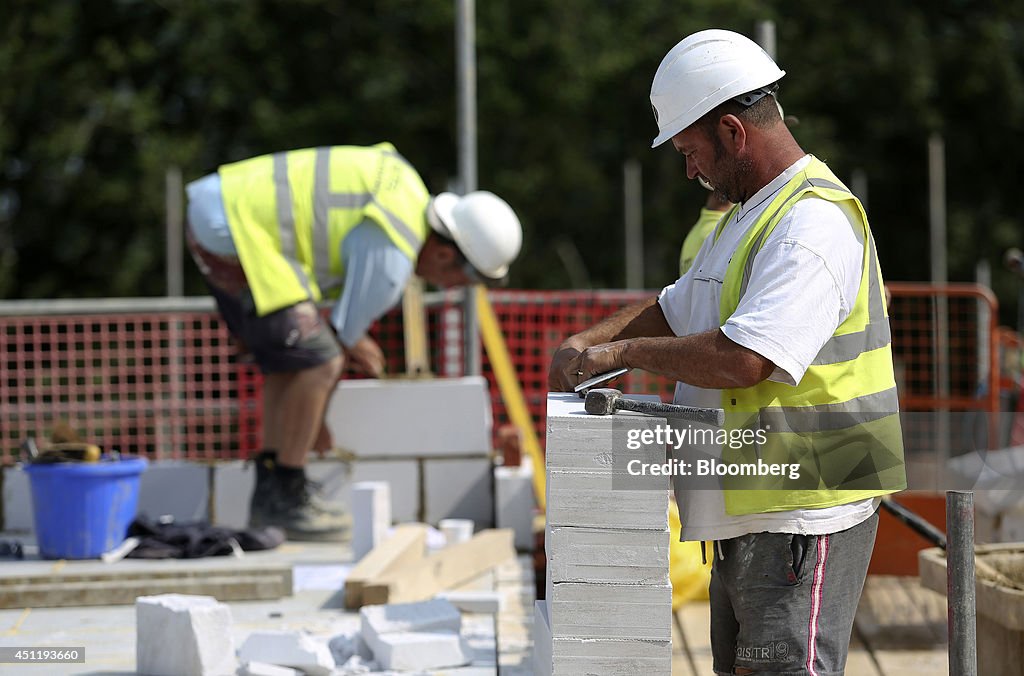 New Build Homes On A Crest Nicholson Holdings Plc Building Site