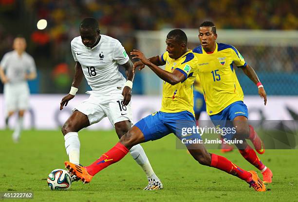 Oswaldo Minda of Ecuador challenges Moussa Sissoko of France during the 2014 FIFA World Cup Brazil Group E match between Ecuador and France at...