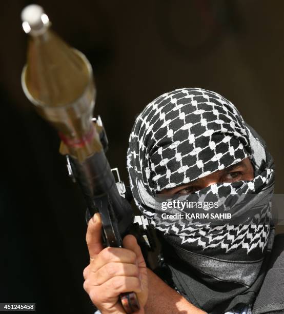 Picture taken on June 21, 2014 in the Iraqi town of Taza Khurmatu, shows a Shiite Turkman fighter from the so-called Sahwa or "Awakening" force,...