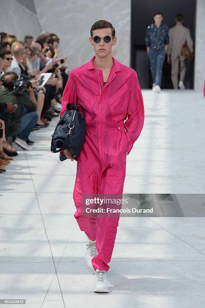 Louis Vuitton : Runway - Paris Fashion Week - Menswear S/S 2015