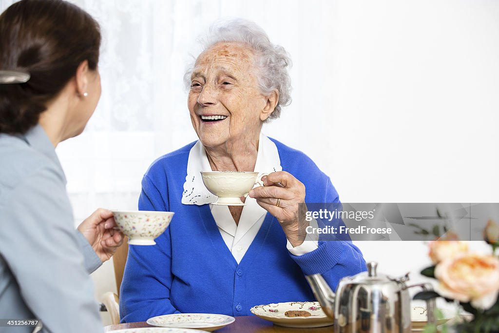 Senior Frau und fürsorgliche, Kuchen und Kaffee