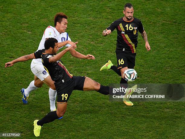 South Korea's defender Hong Jeong-Ho vies with Belgium's midfielder Moussa Dembele and Belgium's midfielder Steven Defour during a Group H football...