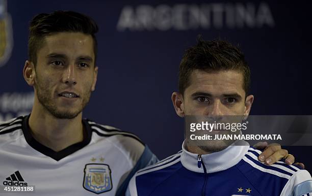 Argentina's midfielder Ricky Alvarez and midfielder Fernando Gago pose before a press conference at "Cidade do Galo", their base camp in Vespasiano,...