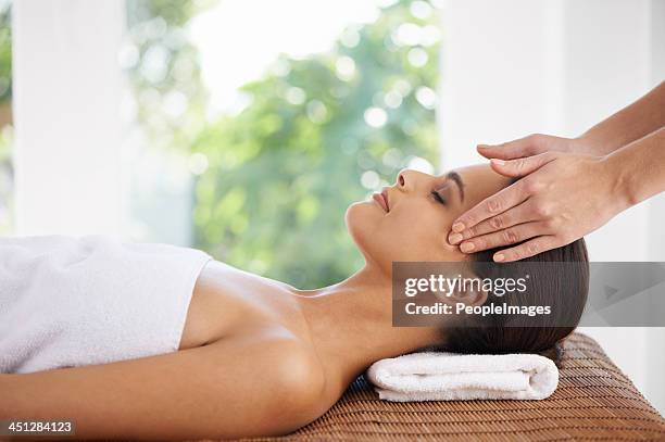 traiga sus manos relajación total - head massage fotografías e imágenes de stock