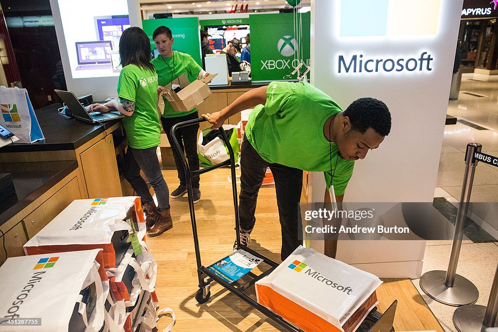 Mirosoft's New X-Box Holds Midnight Sales Launch In New York's Times Square