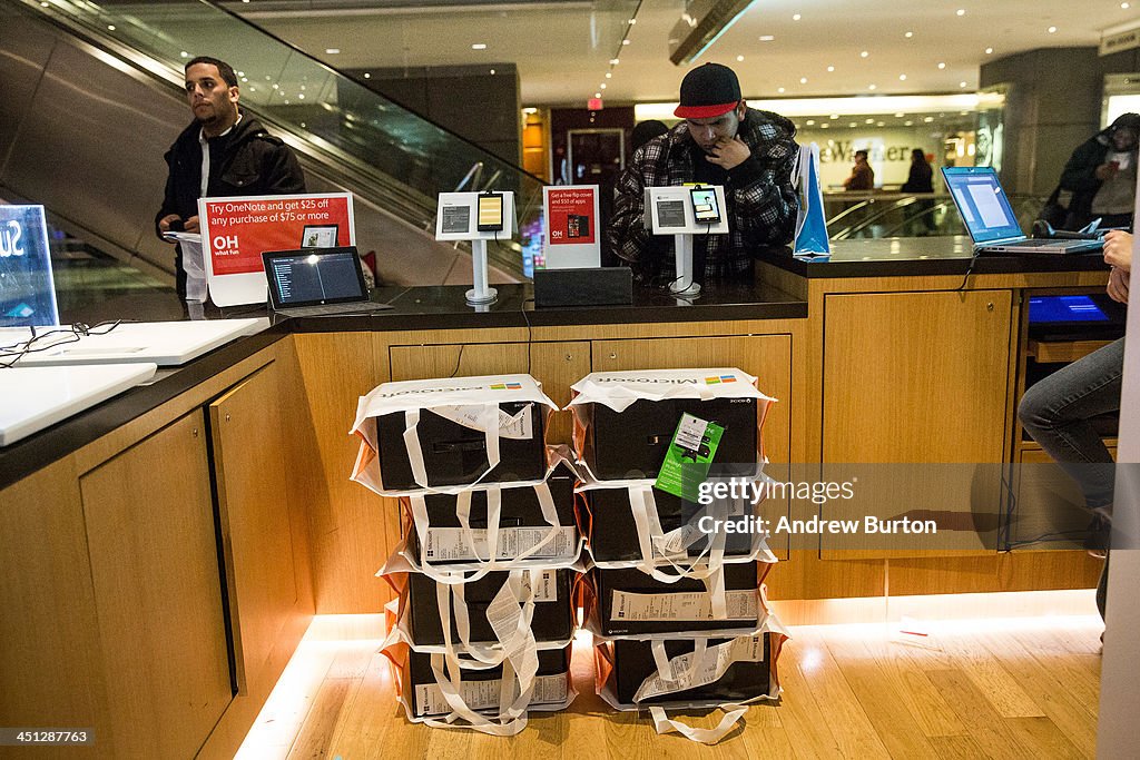 Mirosoft's New X-Box Holds Midnight Sales Launch In New York's Times Square