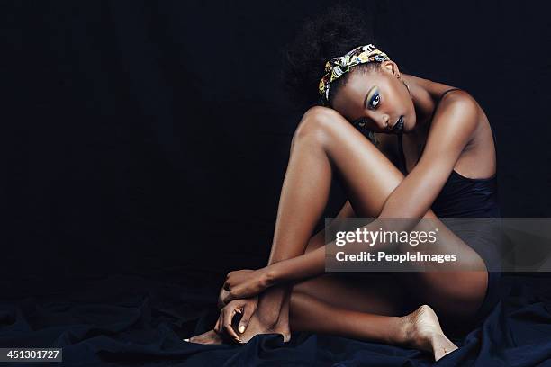 ela é um verdadeiro afro-cama queen-size - skinny black woman - fotografias e filmes do acervo