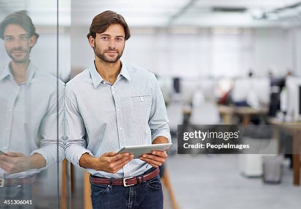 questo mi aiuta a tenere traccia di tutto ciò - office portrait uomo foto e immagini stock