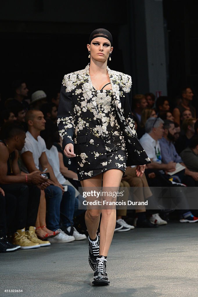 Givenchy : Runway - Paris Fashion Week - Menswear S/S 2015