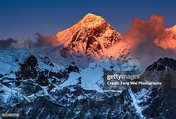 sunset over mount everest, sagarmatha np, nepal - mount everest stock-fotos und bilder