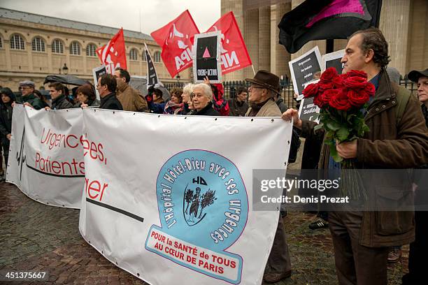 En ce jour de la Toussaint, vendredi 1er novembre 2013, une cinquantaine de personnes ont marché jusqu au Panthéon, contre la fermeture des urgences...