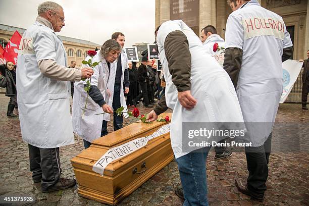 En ce jour de la Toussaint, vendredi 1er novembre 2013, une cinquantaine de personnes ont marché jusqu au Panthéon, contre la fermeture des urgences...