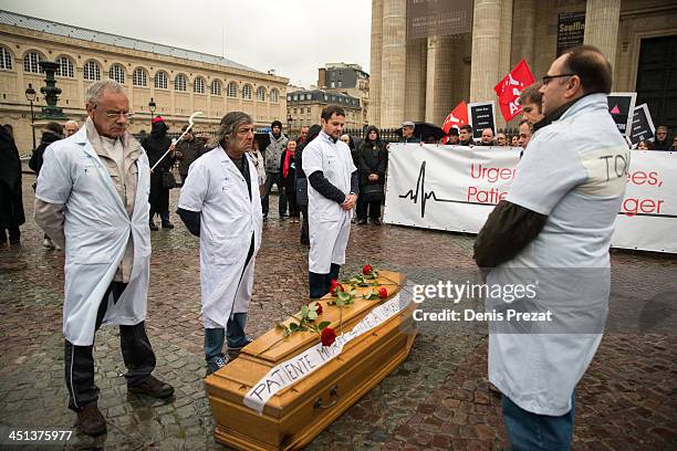 En ce jour de la Toussaint, vendredi 1er novembre 2013, une cinquantaine de personnes ont marché jusqu au Panthéon, contre la fermeture des urgences...