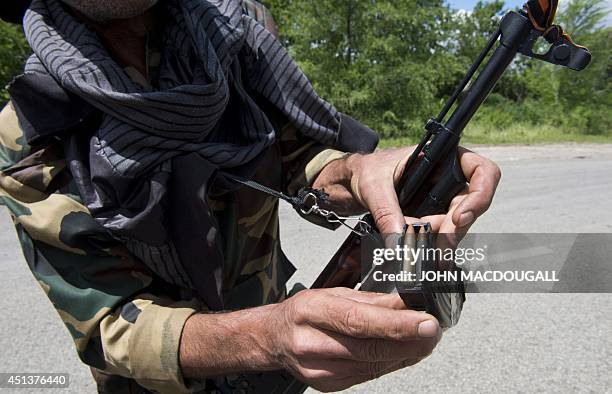 https://media.gettyimages.com/id/451376440/photo/a-pro-russia-armed-separatist-shows-his-ammunition-clip-as-he-stands-guard-at-a-checkpoint.jpg?s=612x612&w=gi&k=20&c=FUftL-vgTalxrLlLZLP0Ono835vKR8FlvdzLYnmIXe8=