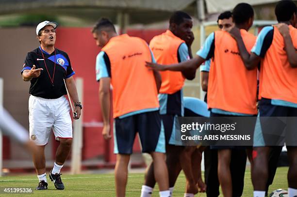 Costa Rica's Colombian coach Jorge Luis Pinto shouts to his players during a training session at the Wilson Campos training center in Recife on June...