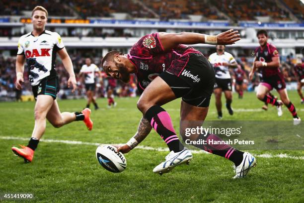 Manu Vatuvei of the Warriors runs in to score a try during the round 16 NRL match between the New Zealand Warriors and the Penrith Panthers at Mt...