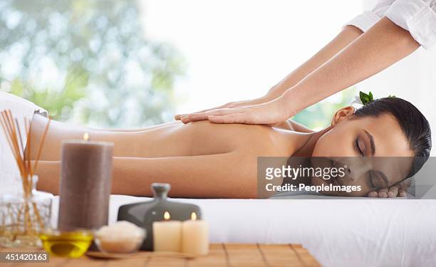 enjoying the luxury of total spa relaxation - beauty treatment stockfoto's en -beelden