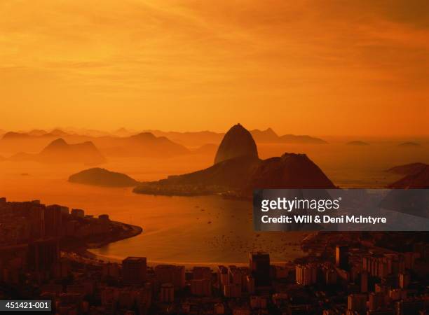 brazil, rio de janiero, city and sugarloaf mountain at sunset - rio de janeiro imagens e fotografias de stock
