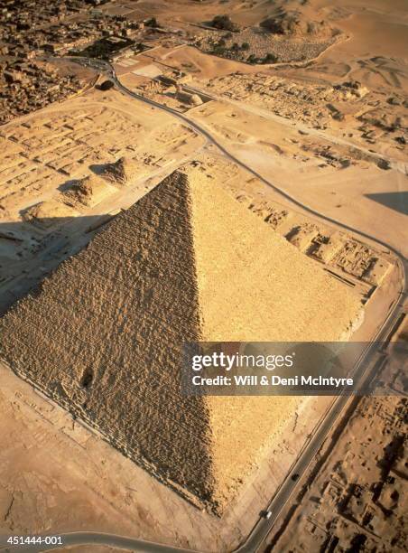 egypt, cairo, giza pyramids, cheops (or great pyramid), aerial view - piramide van chefren stockfoto's en -beelden