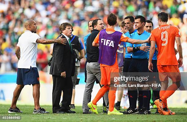 Head coach Miguel Herrera of Mexico and Robin van Persie of the Netherlands argue after the 2014 FIFA World Cup Brazil Round of 16 match between...