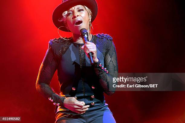 Singer/songwriter Mary J. Blige performs onstage at the Mary J. Blige, Trey Songz And Jennifer Hudson Concert Presented By King.com during the 2014...