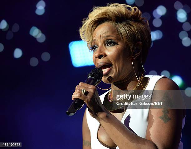 Singer/songwriter Mary J. Blige performs onstage at the Mary J. Blige, Trey Songz And Jennifer Hudson Concert Presented By King.com during the 2014...